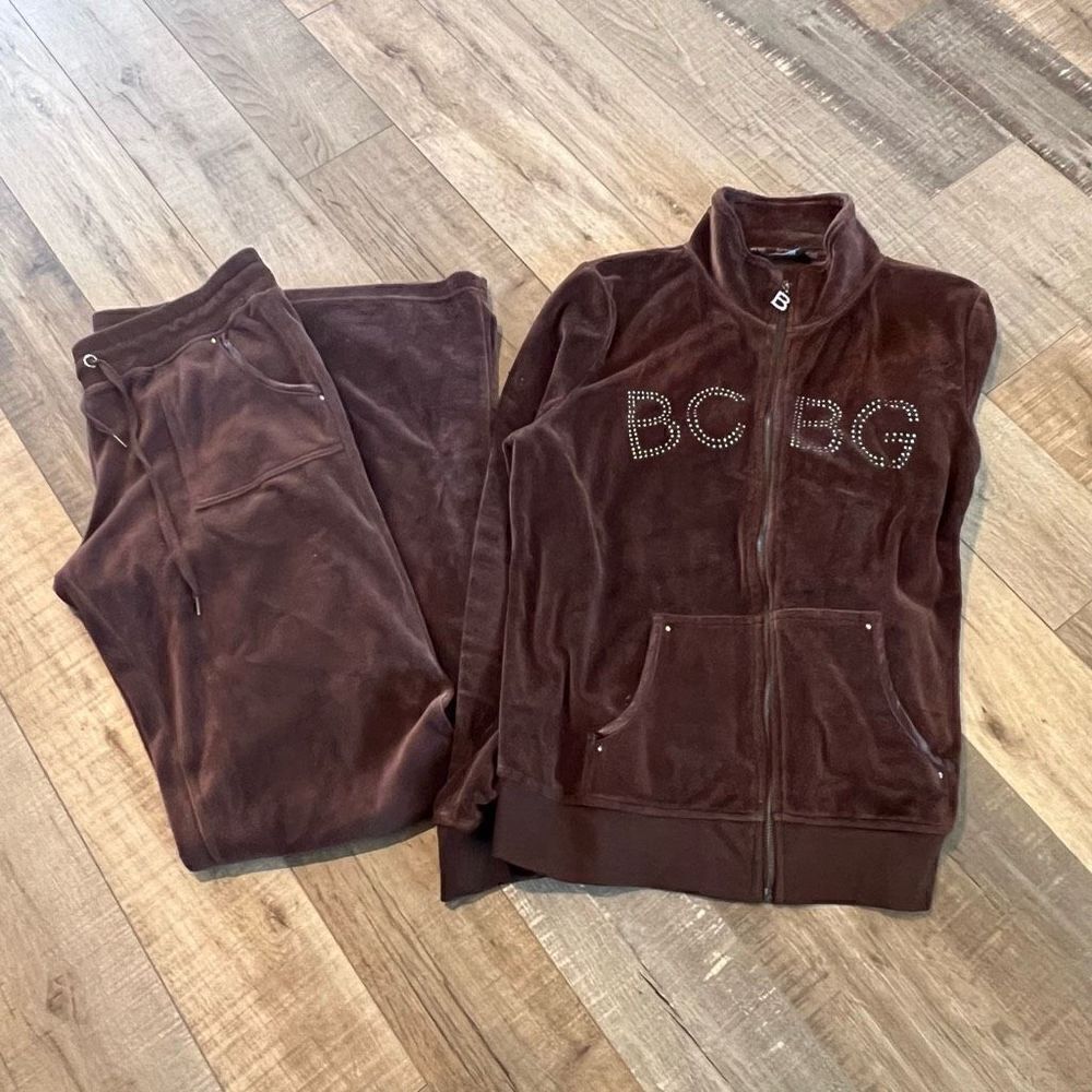 BCBGMaxAzria Y2K
Velour Tracksuit Studded dark
Brown Velour 2000's top size xL b